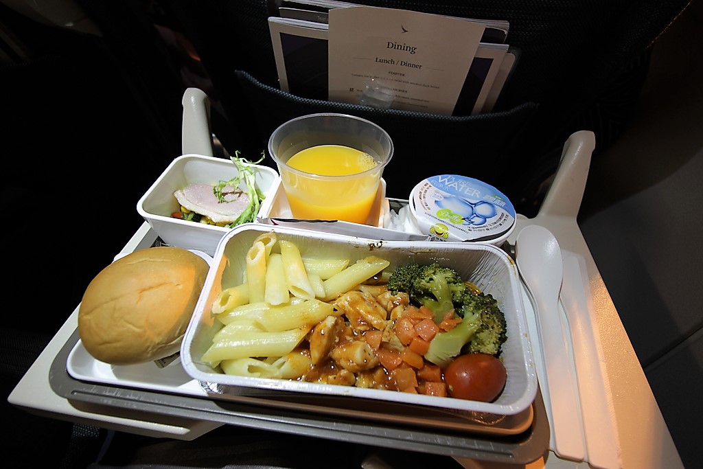 EFA News - European Food Agency - Meal on board of airplanes with ...