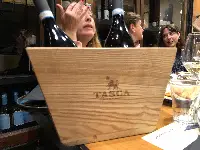 Da Tasca d’Almerita, i secchielli portabottiglie (e ghiaccio) in legno di frassino, dall’ottima tenuta termica, realizzati da un artigiano di Valledolmo, poco distante dalla tenuta di Regaleali.