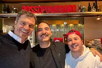 L'amministratore delegato di Rossopomodoro, Nicola Saraceno (a sinistra), al ristorante Rossopomodoro di Denver